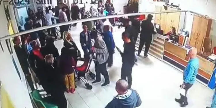 Otomobil kazılan çukura düştü