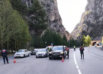 Çanakkale’de göçmen kaçakçılığı operasyonu: 79 kaçak göçmen ile 2 organizatör yakalandı