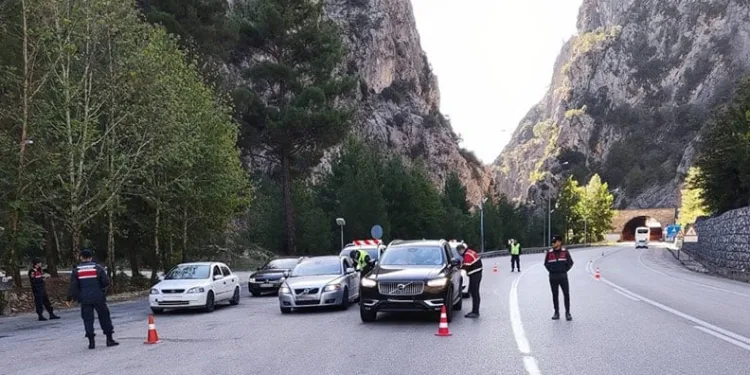 Çanakkale’de göçmen kaçakçılığı operasyonu: 79 kaçak göçmen ile 2 organizatör yakalandı