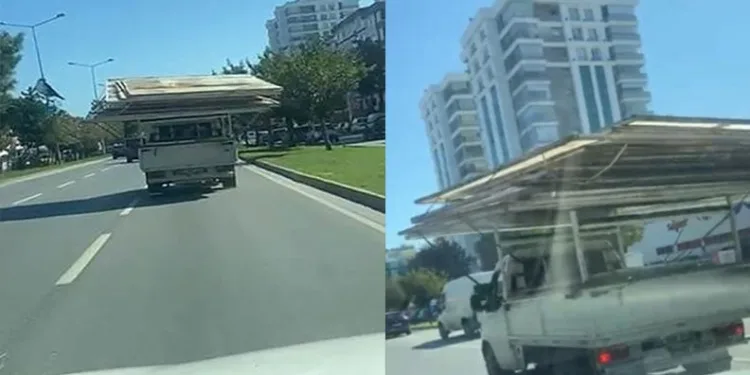 Trafikte tehlike saçan görüntü: Yolun yarısını kaplayarak malzeme taşıdı