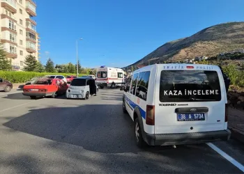 Trafikte tehlike saçan görüntü: Yolun yarısını kaplayarak malzeme taşıdı