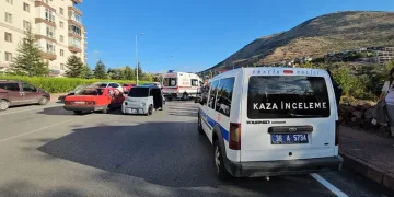 Trafikte tehlike saçan görüntü: Yolun yarısını kaplayarak malzeme taşıdı