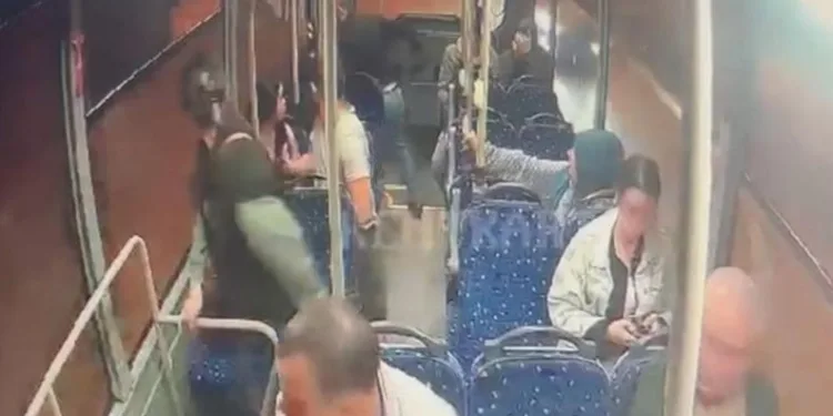 Halk otobüsünde bıçaklı cinayet!