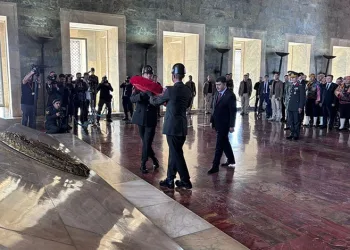Kavga ihbarına giden polis bıçaklandı