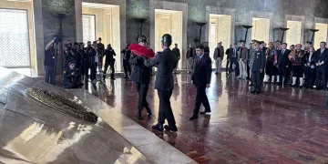 Kavga ihbarına giden polis bıçaklandı