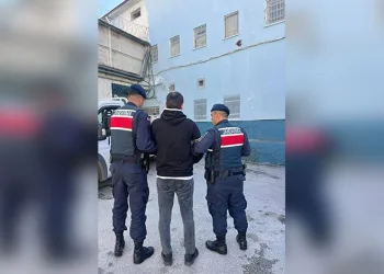 Hızla sokağa giren otomobil ortalığı yıkıp geçti