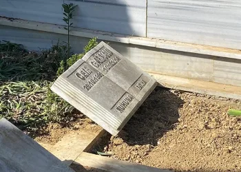 Trafikte tehlike saçan görüntü: Yolun yarısını kaplayarak malzeme taşıdı