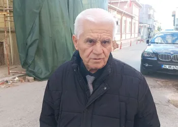 Dev fare insanların üzerine atladı