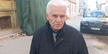 Dev fare insanların üzerine atladı