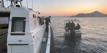 Kameralara aldırış etmeden iki elektrikli bisiklet çaldı
