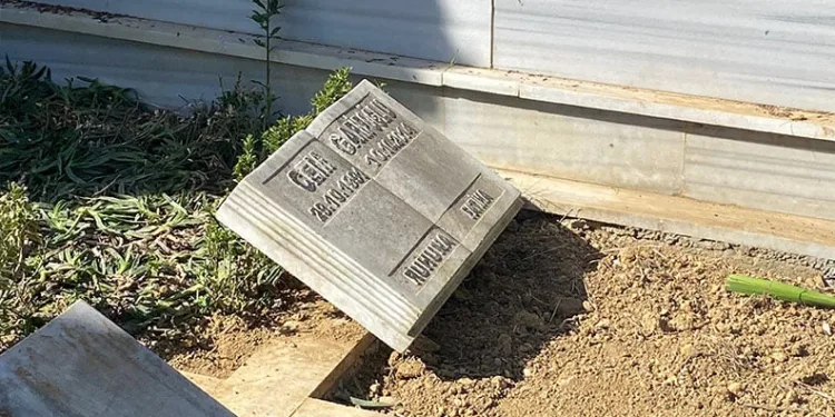 Trafikte tehlike saçan görüntü: Yolun yarısını kaplayarak malzeme taşıdı