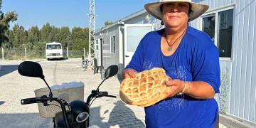 Depremzede anne, iyilik için sürüyor