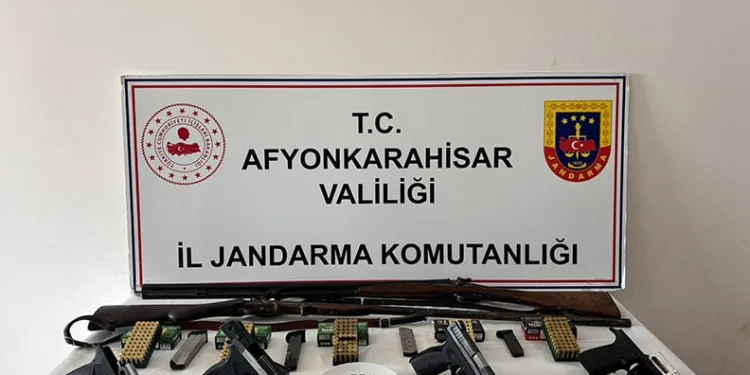 Kaçak silah satışı yapmaya hazırlanırken jandarmaya yakalandı