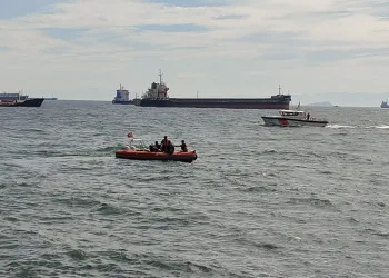 Kamyonet çekiciye bağlı olan yarı römorka çarptı: 1 yaralı