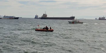 Kamyonet çekiciye bağlı olan yarı römorka çarptı: 1 yaralı