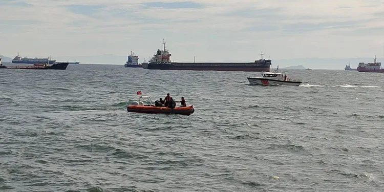 Kamyonet çekiciye bağlı olan yarı römorka çarptı: 1 yaralı