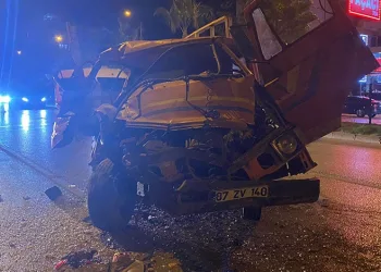 Parkta bıçaklı kavga, yaralanan iki kişi hastaneye kaldırıldı