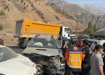 Parkta bıçaklı kavga, yaralanan iki kişi hastaneye kaldırıldı