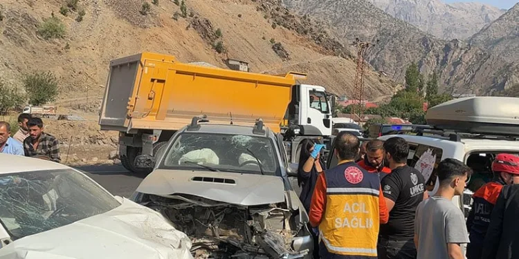 Parkta bıçaklı kavga, yaralanan iki kişi hastaneye kaldırıldı