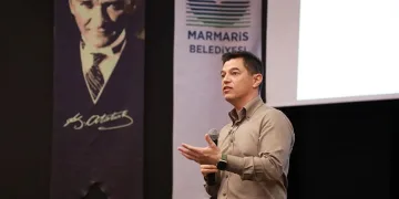 Depremzede anne, iyilik için sürüyor