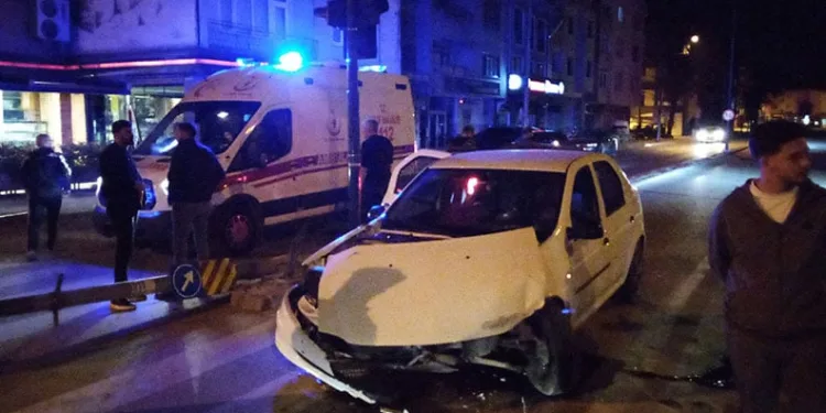 Bursa’da otomobiller çarpıştı: 3 yaralı