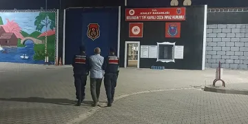 Kuşadası açıklarında 17 düzensiz göçmen kurtarıldı