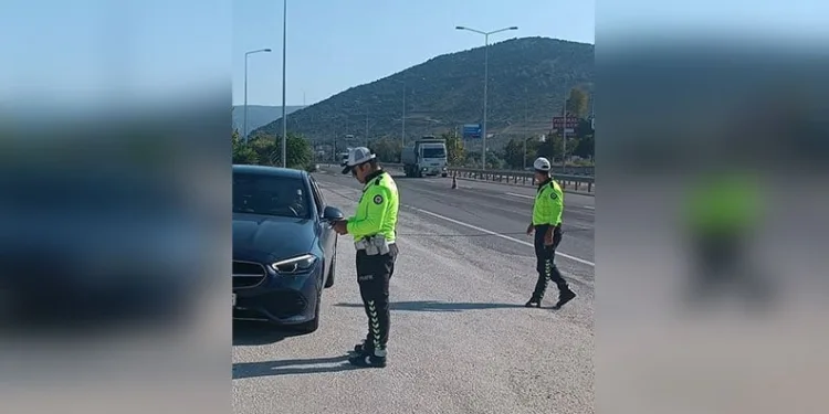 Parkta bıçaklı kavga, yaralanan iki kişi hastaneye kaldırıldı