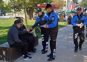 Kukla ile dersleri işliyor