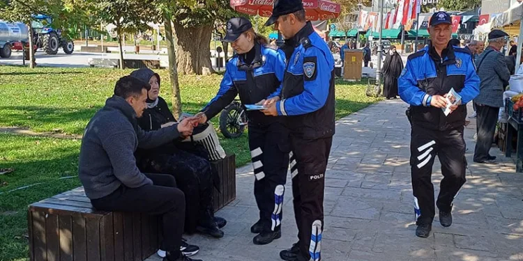 Kukla ile dersleri işliyor