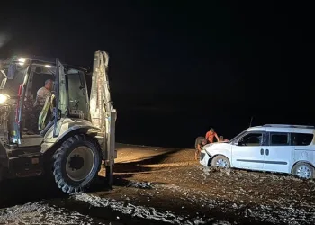 Ilısu Baraj Gölü kıyısında mahsur kalan Suriyeli aile kepçe yardımıyla kurtarıldı