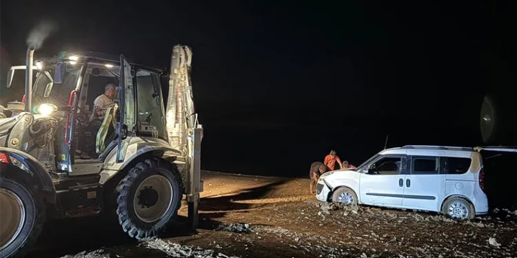 Ilısu Baraj Gölü kıyısında mahsur kalan Suriyeli aile kepçe yardımıyla kurtarıldı