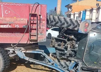 Manavgat’ta kamyonet ile otomobil çarpıştı: 2 yaralı