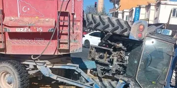 Manavgat’ta kamyonet ile otomobil çarpıştı: 2 yaralı
