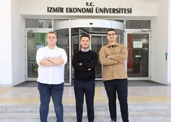 Adana’da zirveye kar yağdı, elma hasadı erken yapıldı