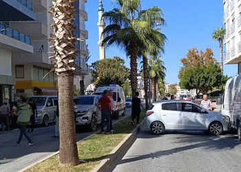 Manavgat’ta kamyonet ile otomobil çarpıştı: 2 yaralı