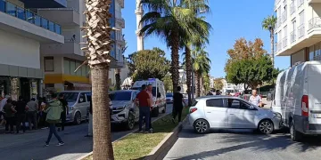 Manavgat’ta kamyonet ile otomobil çarpıştı: 2 yaralı