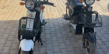 Kameralara aldırış etmeden iki elektrikli bisiklet çaldı