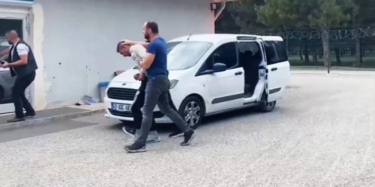 Kütahya’da hakkında 33 yıl hapis cezası ile aranan şahıs yakalandı
