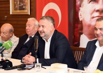 Osmangazi Belediyespor Başkanı Fatih Karayılan, spor basını ile buluştu