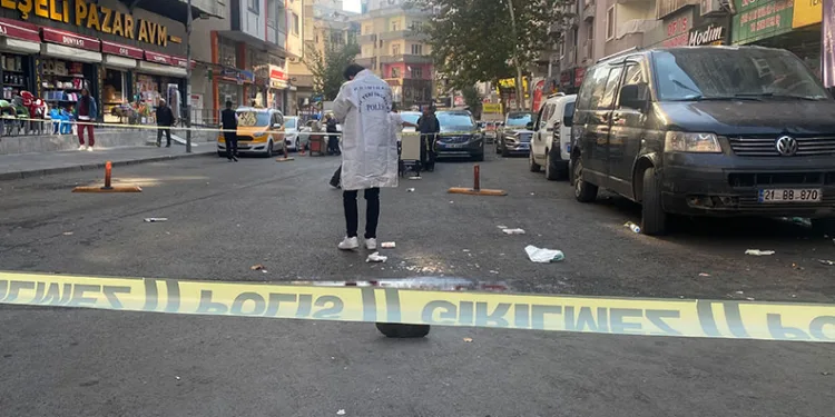 3 kişiyi bıçaklayan saldırgan etkisiz hale getirildi