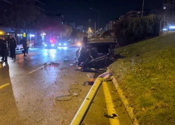 Bursa’da kontrolden çıkan otomobil refüje çarparak takla attı