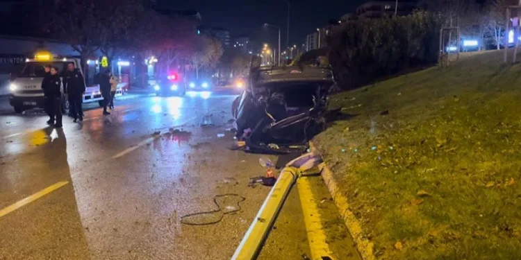 Bursa’da kontrolden çıkan otomobil refüje çarparak takla attı