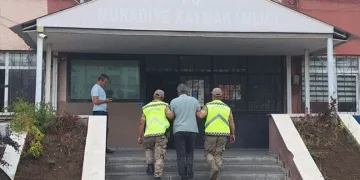 Takla atan otomobilinin kapıları zarar görmesin diye vinç getirtti