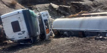 Şırnak’ta akaryakıt tankeri devrildi: 1 yaralı