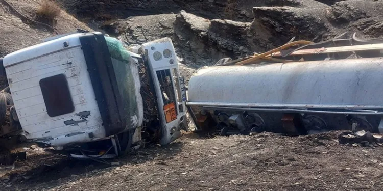 Şırnak’ta akaryakıt tankeri devrildi: 1 yaralı