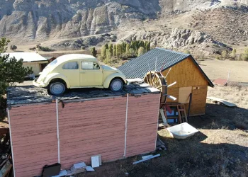 Otomobili çatıya koydu
