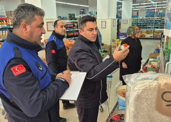 Raf ve kasa arasındaki fiyat farkı zabıtaya takıldı