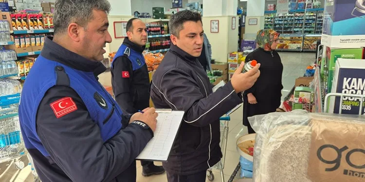 Raf ve kasa arasındaki fiyat farkı zabıtaya takıldı