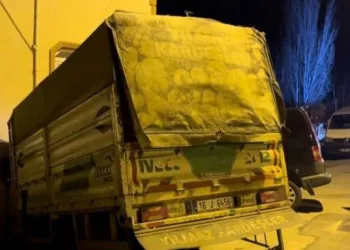 Bursa’da kamyonet lodosun etkisiyle evin salonuna girdi