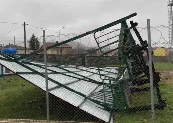 İznik İlçe Stadyumu’nda şiddetli rüzgar tribünü yıktı